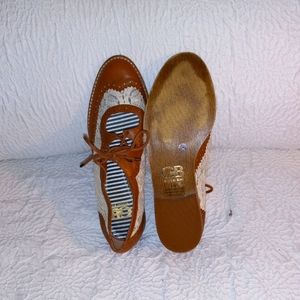 GB Gianni Bini leather and lace wingtips